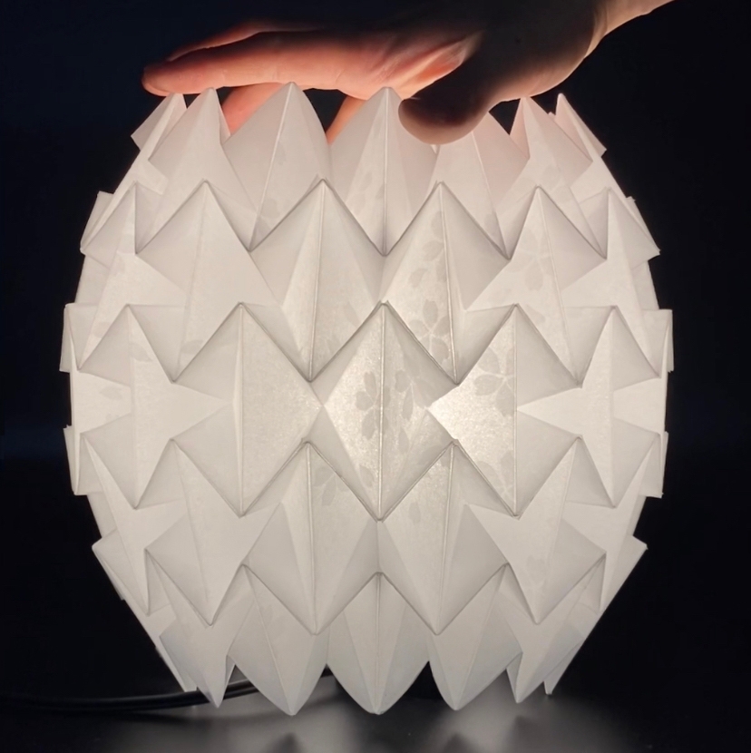 < 展示品一例 >防炎性能を持つ素材を用いた折り目加工の展示品