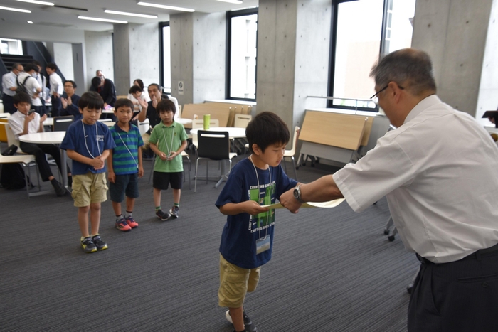 表彰状を手渡す大野副学長