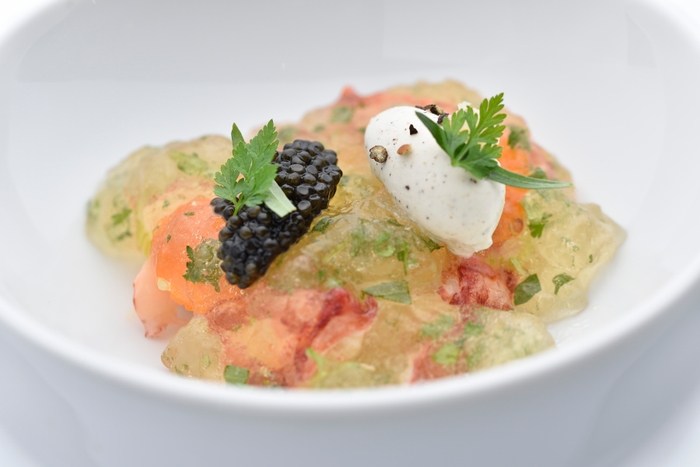 「オマール海老のナージュ 爽やかなプイイ・フィッセのジュレ キャビア・オシェトラ カリフラワーの軽いクレームと共に」