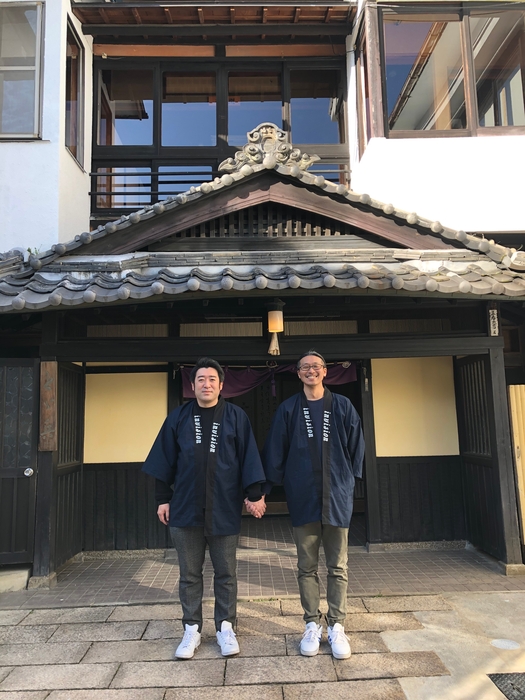 左:インビジョン代表・吉田 右:とゞ兵 館長・小山さん