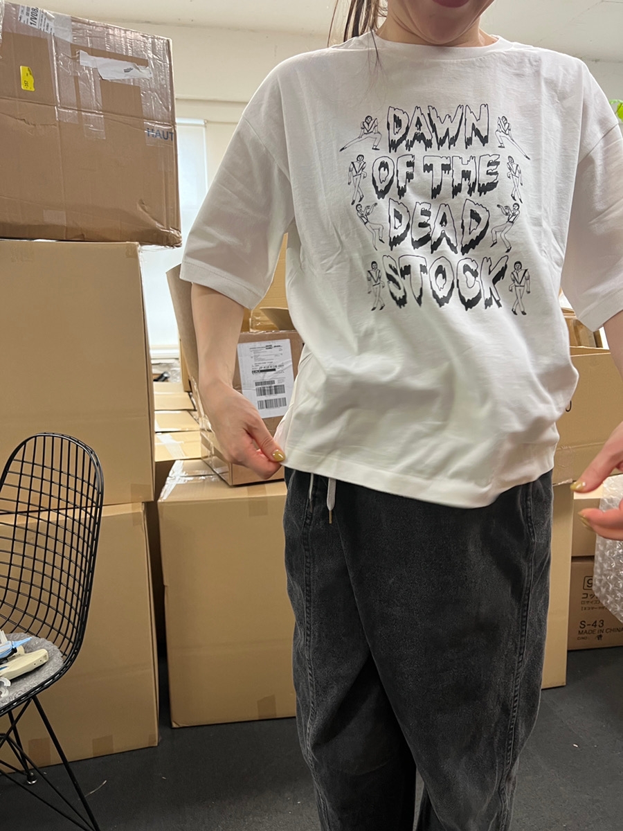 在庫からピックアップされプリントが施されたTシャツ(一例)