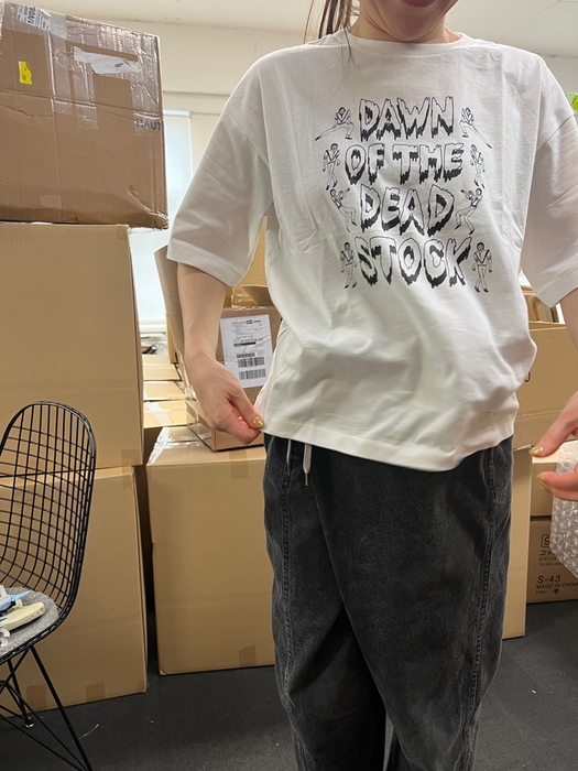 在庫からピックアップされプリントが施されたTシャツ(一例)