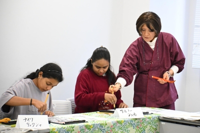 稲原さんの指導を受け練習する学生たち