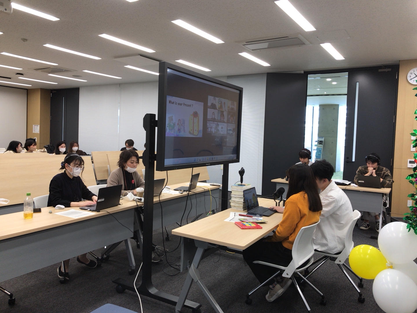 配信を担当した社会連携センターの職員(左)