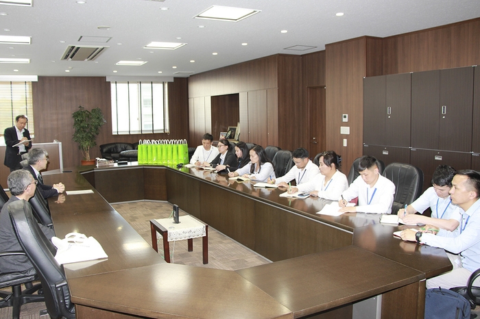 学長室で平野学長と懇談するモンゴル研修団一行