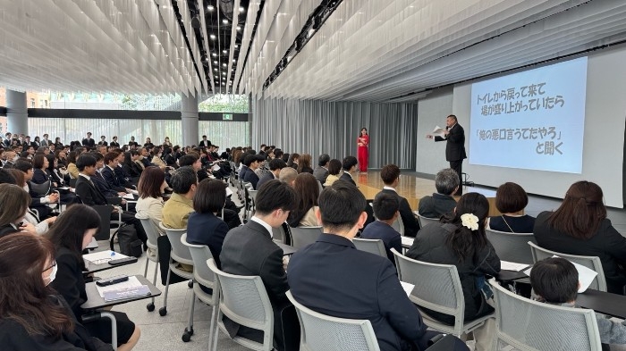 吉本新喜劇の川畑泰史氏が入学式当日に「大阪人対策講座」を開催　地方出身や「ぼっち」の新入生に大阪人あるあるや会話術を指導