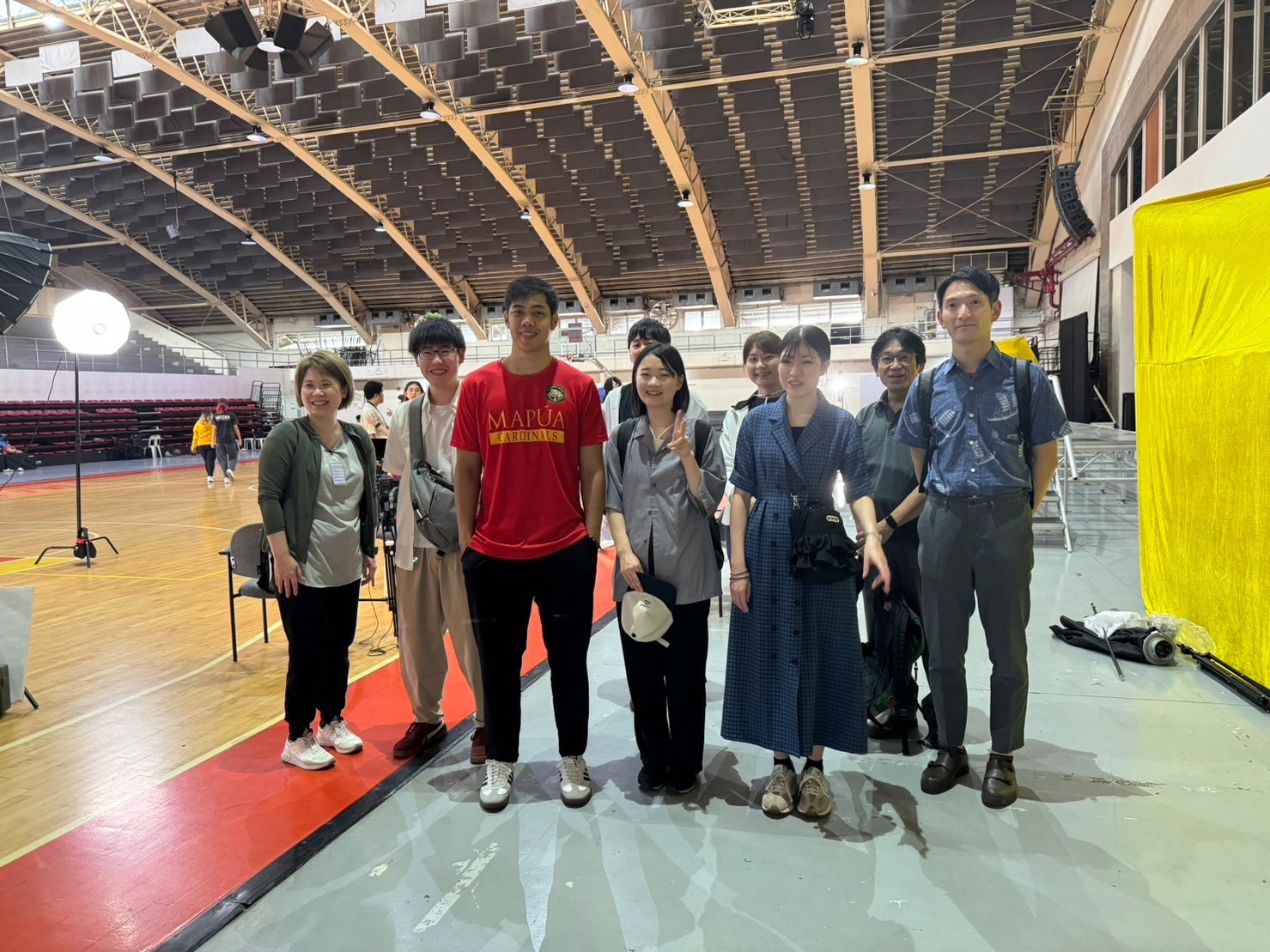 マプア大学バスケットボール部のMVPプレーヤーと体育館で