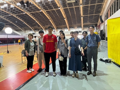 マプア大学バスケットボール部のMVPプレーヤーと体育館で