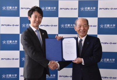 アドベンチャーワールドで開催された締結式の様子（左：(株)アワーズ　山本雅史社長、右：近畿大学塩﨑学長）