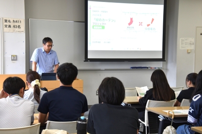「緑のカーテンキャンペーン」を説明する坂井さん