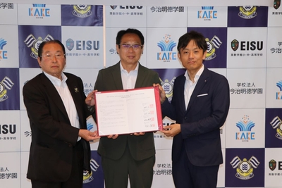 協定書を手にする（左から）村上理事長、岡田会長、加計理事長