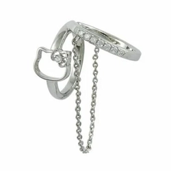 「ハローキティ」の顔がデザインされた、存在感たっぷりのダブルイヤーカフ。パールのチェーンで耳元から華やかさを演出。