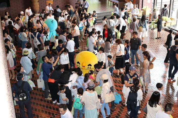 ファミリー・コンサート終演後、ホワイエでキャラクターがお菓子をプレゼント(写真提供:株式会社いなげや)