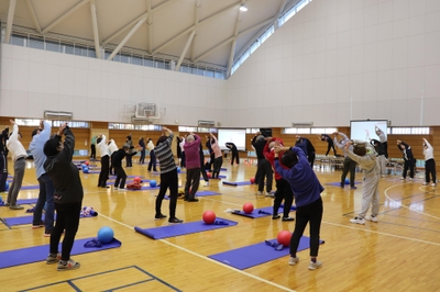 身体を動かす参加者