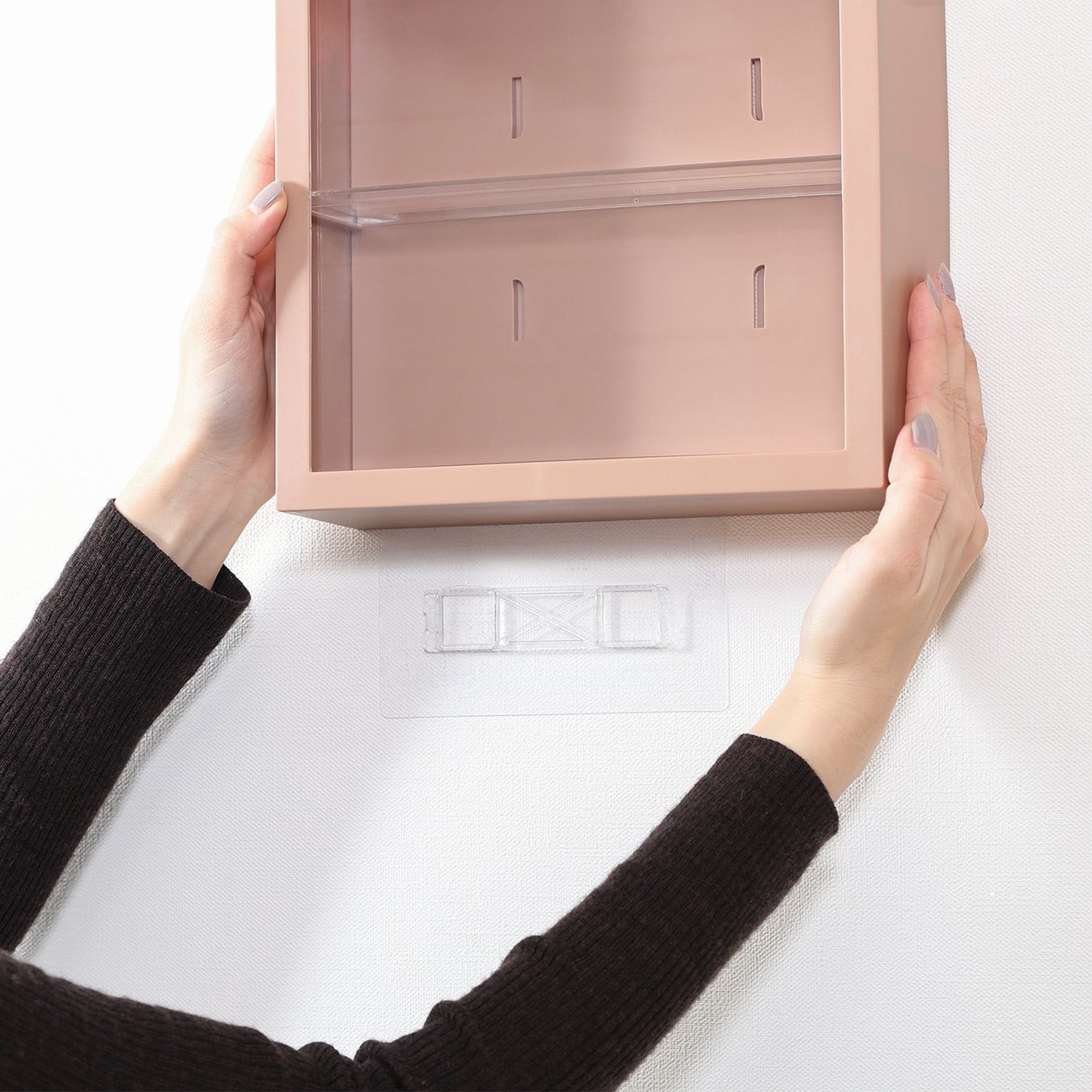 付属のシールを壁に貼り付けて固定するため、壁に穴を開けることなく簡単に取り付けられます。