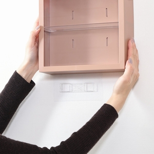 付属のシールを壁に貼り付けて固定するため、壁に穴を開けることなく簡単に取り付けられます。