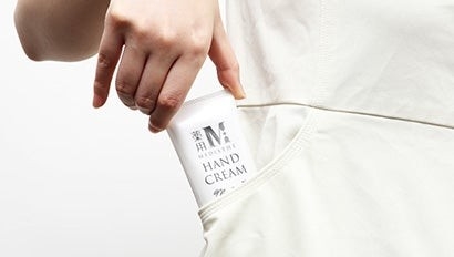 ユニフォームのポケットに入れても目立ちません!