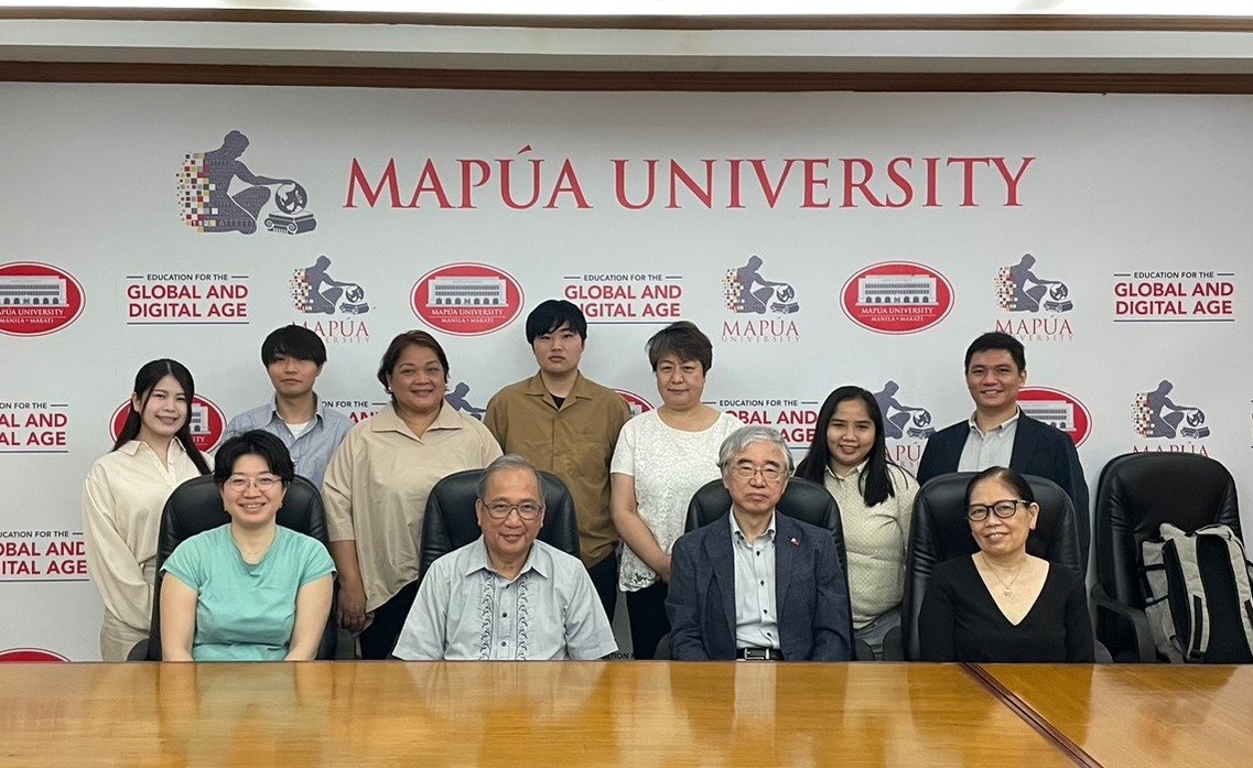 学長表敬訪問で、マプア大学の教員・学生らと記念写真に納まる江面センター長(前列右から2人目)、八百板准教授(前列左端)ら