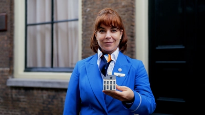 KLMオランダ航空　創業106年記念　 106番目の「ミニチュア　デルフトブルーハウス」を公開