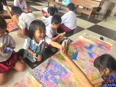 施設の子どもたちへアート体験を提供