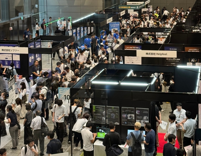 最新AIソリューションを求め、多くの来場者が真剣に情報収集中