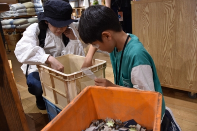 タイルの摑み取り販売も行われ、親子連れで楽しむ様子