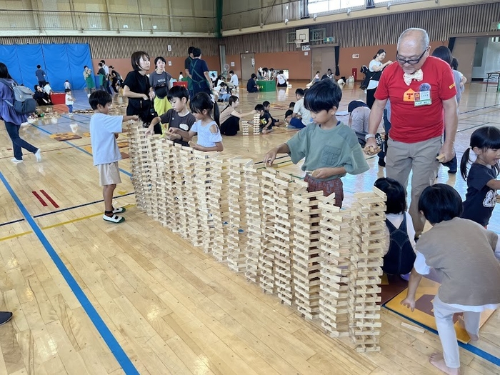 夢中で積み上げる子供たち