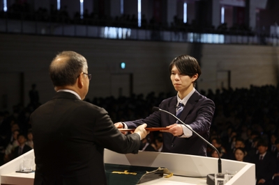 １部の修士課程修了生代表の猿樂英士さん