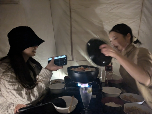 【1日2組限定】「憧れのこたつキャンプ」を手ぶらで実現　 寒空の下、テントの中でぬくぬく鍋を囲む 「冬のこたつ×鍋プラン」販売開始