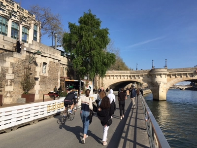 家に居ながらにして海外のその時をライブで見れる。日時が選べ、お一人からも配信.