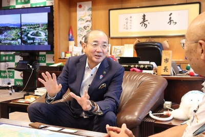 「明確な成果が出ている」と語る田中市長。右は辻特担教授＝市長室で
