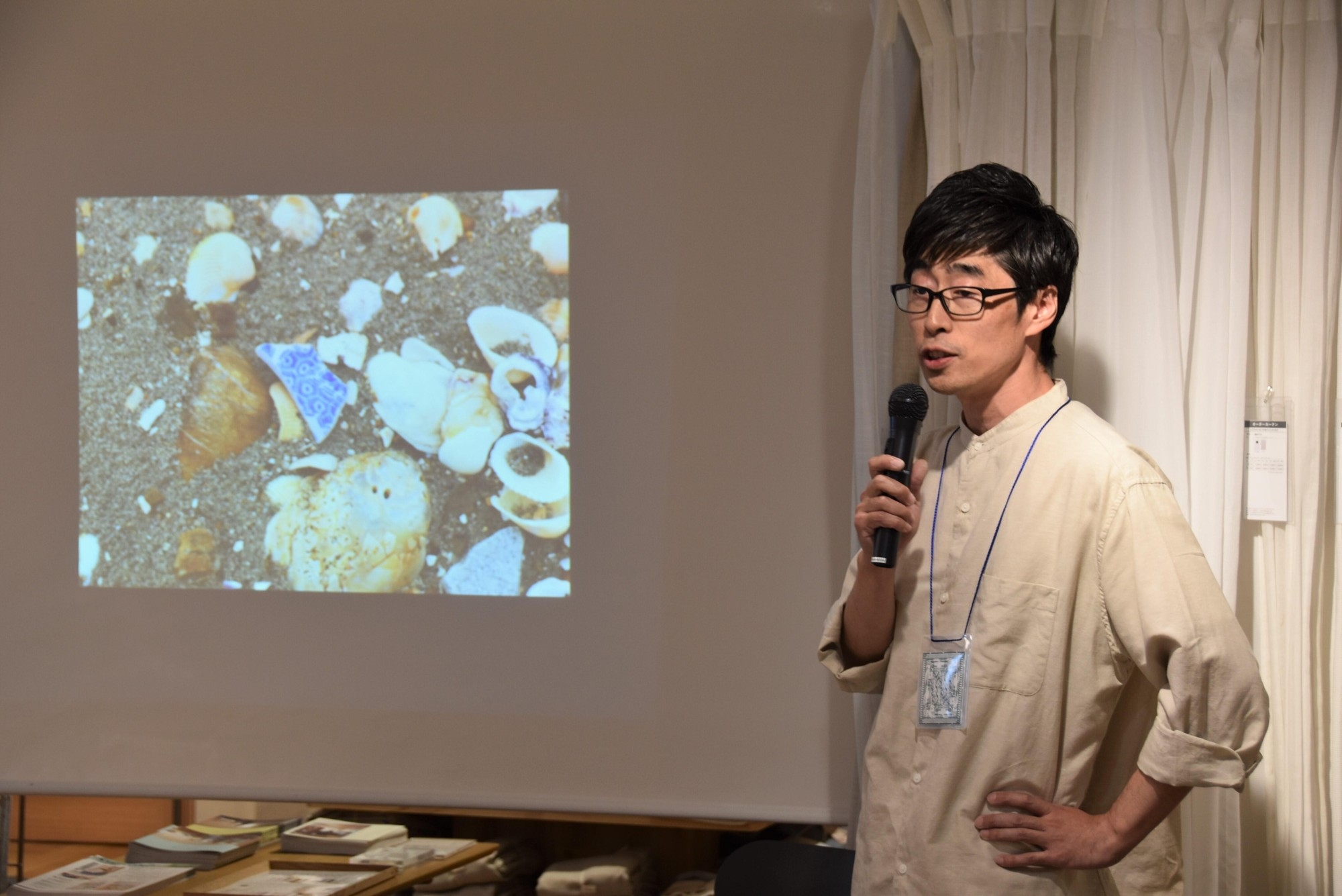 海や川で採取した陶片を紹介する村橋さん