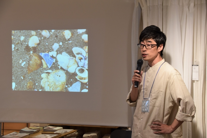 海や川で採取した陶片を紹介する村橋さん