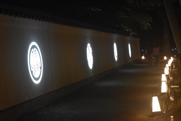 築地塀「影絵」（昨年の様子）