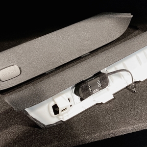 Aピラー内部のサウンド・ドライバ