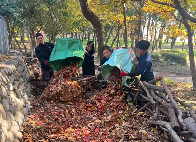 集められた落ち葉が『バイオネスト』で腐葉土へと再生されます