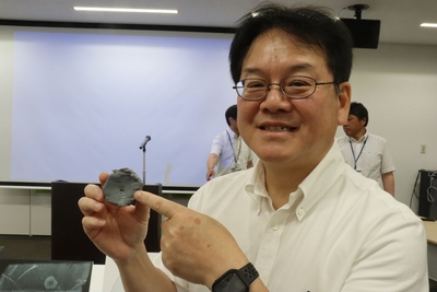 椎体のレプリカを手にする加藤教授