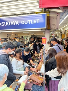店頭の名物コーナー・激安ブランドバッグを敷き詰めたワゴン