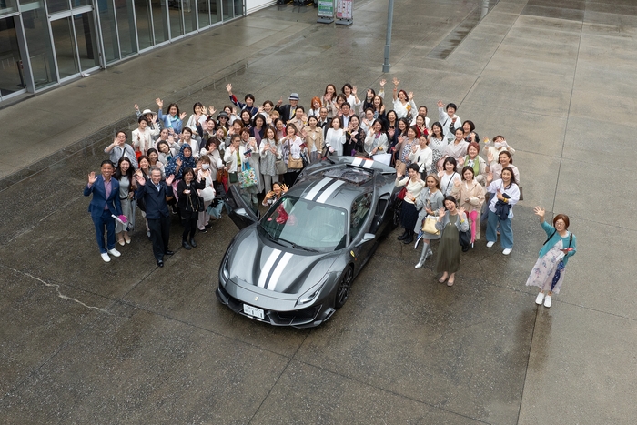 フェラーリと記念写真