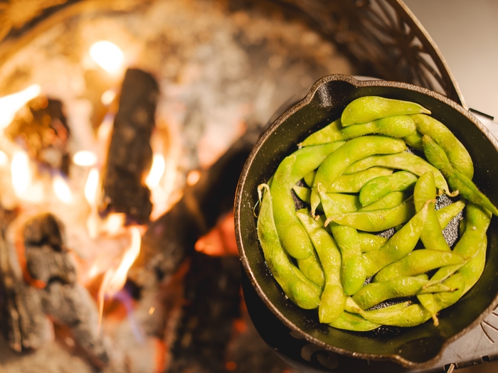 たき火で香る!鉄鍋“焼き枝豆”(やみつき塩味)