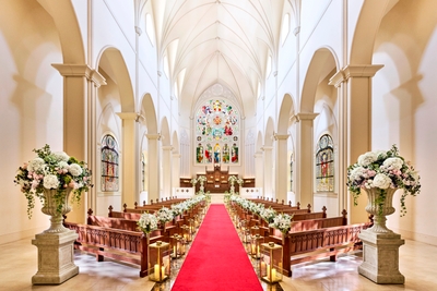 ステンドグラスが美しい大聖堂イメージ