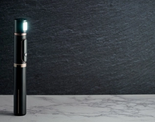 60年以上の歴史を誇る三脚ブランドVelbon（ベルボン）より、LEDライト搭載モデル「Coleman セルフィー ライトワンスタンド」を新発売！