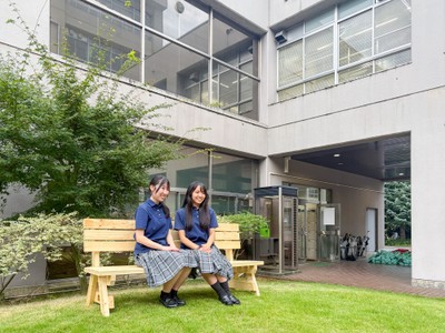 中庭に設置されたベンチ