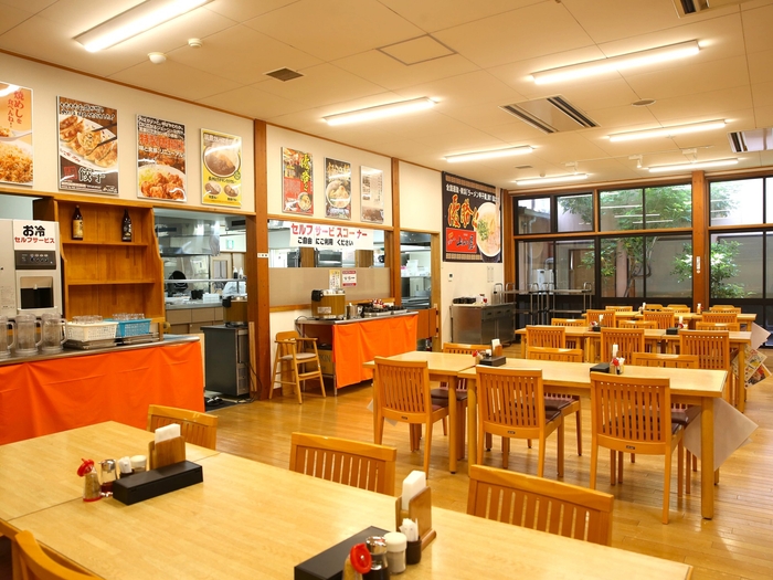 ゆっくりとお食事いただける広々とした店内