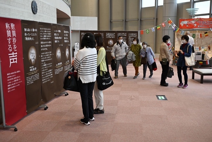 『歎異抄』を称賛する人々の紹介パネル展示