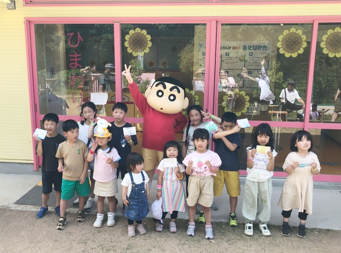 ▲しんちゃんと一緒にクラフト体験!