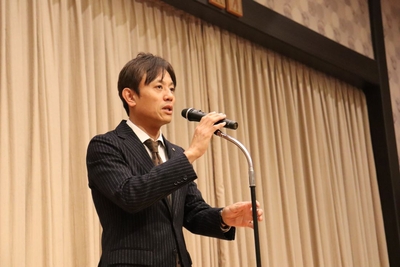 交流会の冒頭、あいさつする加計役理事長