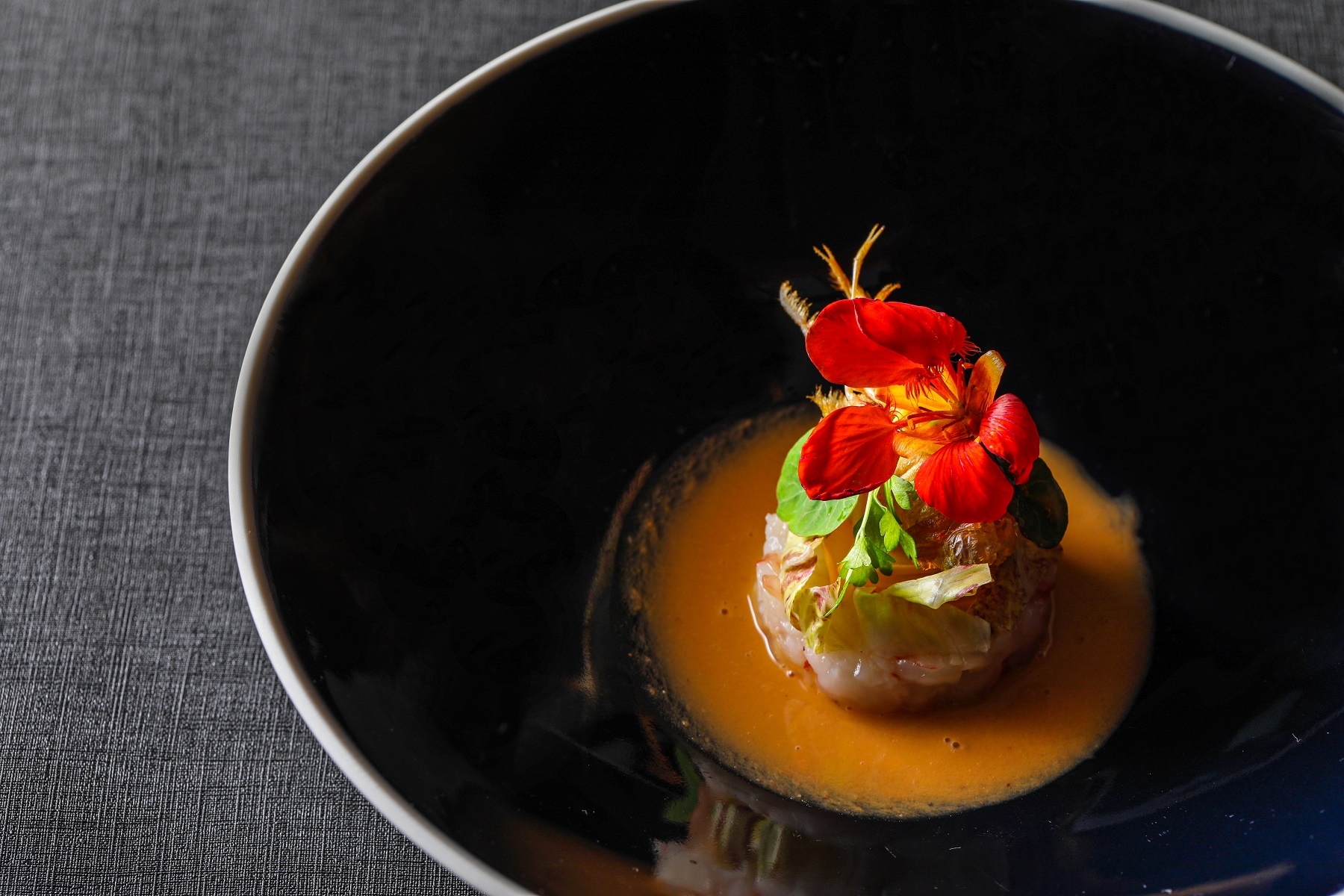 ▲前菜: 軽く霜降りした赤海老の甘味、カステルフランコの苦み、ズッキーニとタスマニアマスタードのマリネやピンクグレープフルーツの酸味、甲殻類とココナッツミルクのビスクの旨味、塩味を効かせた海老足のフリットの五味で味わうシェフのスペシャリテ。