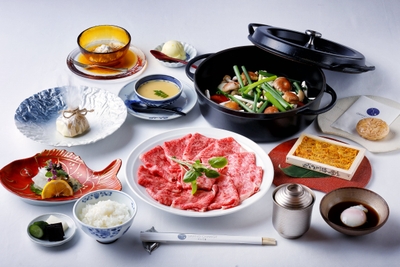 ▲“淡路ビーフ”と“濃厚うに”の「淡路ビーフ山海トマトすきやき」