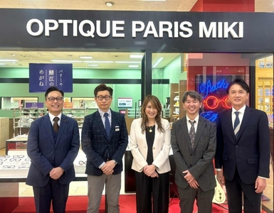 [サポート店舗：アピタ福井大和田店にて撮影] （左より） ・北陸ジェネラルマネージャー 齋藤健一 ・アピタ福井大和田店店長 牧野 真二 ・一般社団法人シングルマザーの幸せな生活研究所 柿木有紀 様 ・一般社団法人シングルマザーの幸せな生活研究所 内田佳孝 様 ・株式会社クリエイトスリー 取締役 兼 株式会社オプトメイク 福井代表取締役社長 塚田 靖